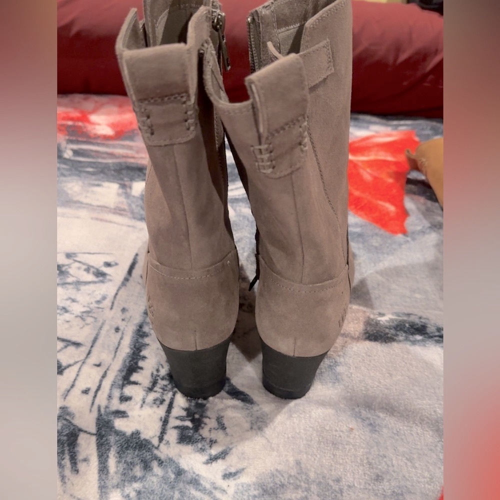 Ugg - Picture 5 of 5